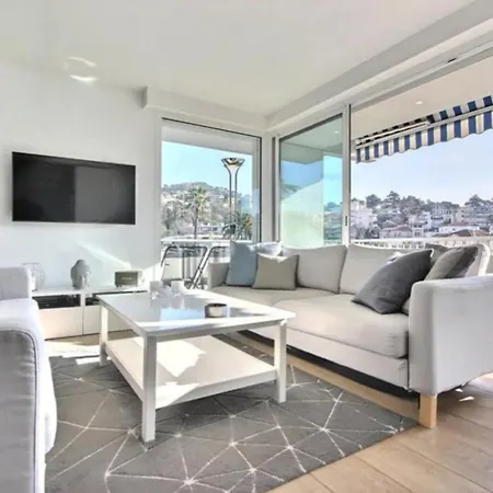 Ideally Located Between The Sea And Rue D'antibes